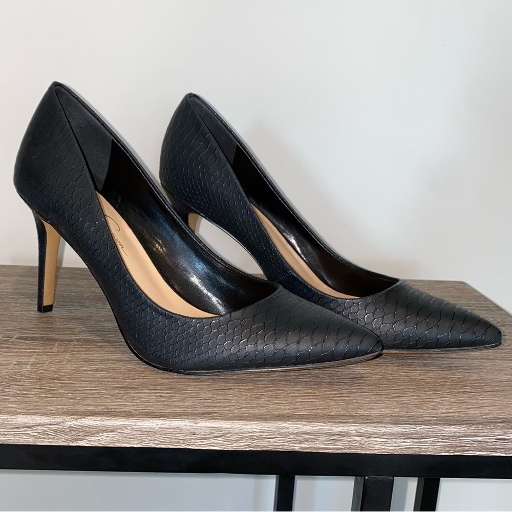 Jessica Simpson “Levin” Pointed Toe Classic Pump in Black (Textured)